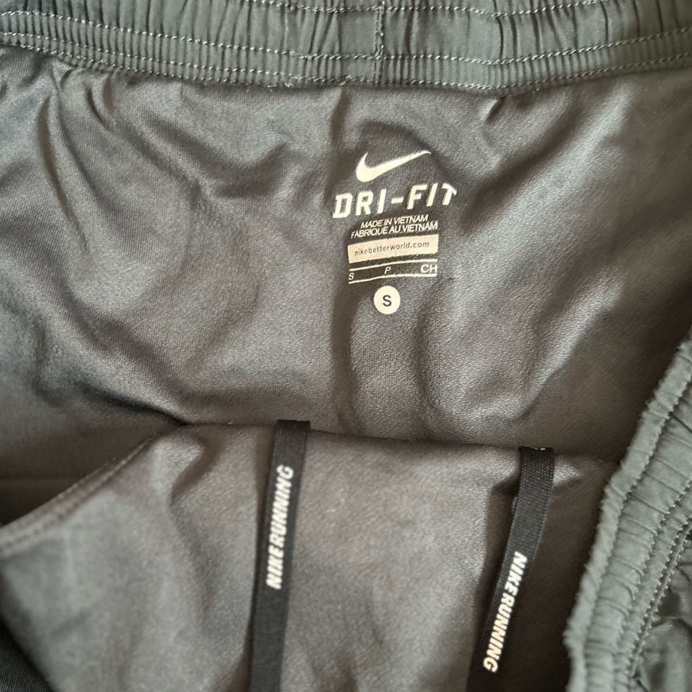 Nike running short small - Picture 4 of 4